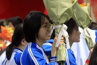 辣？道奇队友谊赛韩国女星展示投球，场边的球员们都看直眼了